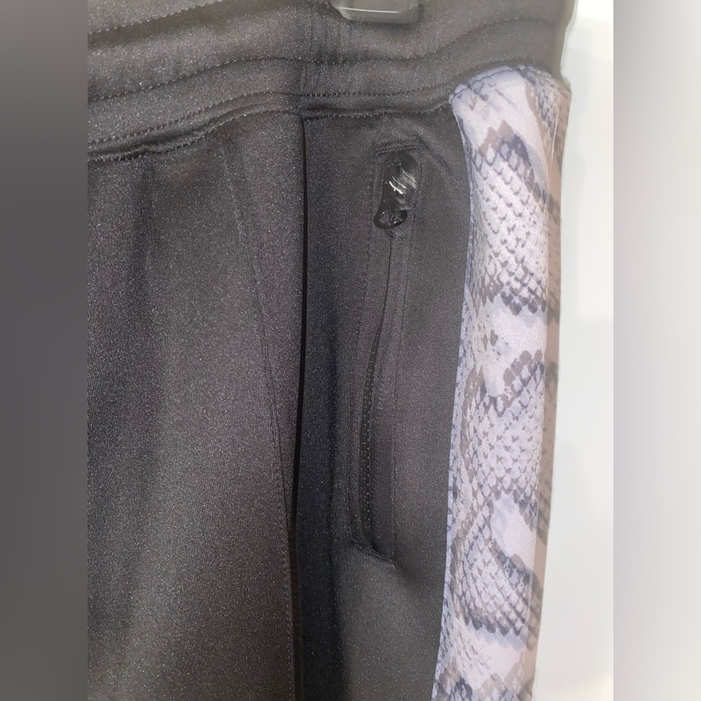 Leisure Set With Snakeskin Print Detail - image 8